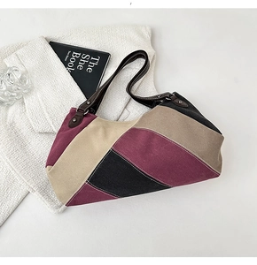 Vintage Canvas-Einkaufstasche mit Farbmuster-Nähten und braunen Ledergriffen in Flatlay