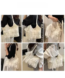 Vues détaillées d'un sac cabas en dentelle blanche avec volants et nœud pour la plage