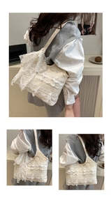 Détail du sac cabas en dentelle blanche crochetée avec volants superposés et bandoulière