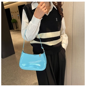 Dettaglio della borsa hobo blu lucido con cerniera dorata e finitura in vernice
