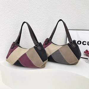Retro Patchwork Canvas Einkaufstasche mit Ledergriffen auf einem modernen Aussteller