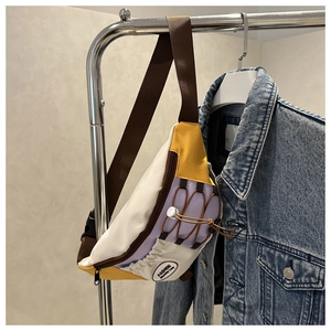 Détail d'un sac bandoulière tricolore en nylon imperméable avec bandoulière réglable