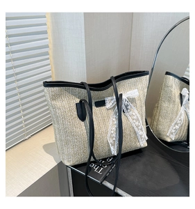Détail du sac cabas en paille avec tissage à chevrons et un délicat nœud en dentelle