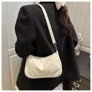 Vue détaillée du sac à main blanc gaufré avec finition texturée sur le dos du modèle