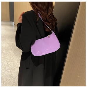 Dettaglio borsa sottobraccio in pelle lucida lavanda con zip in metallo dorato