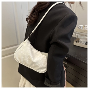 Détail du sac baguette blanc à texture serpent avec des finitions argentées