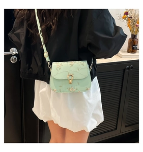 Vue détaillée du sac besace vert menthe avec broderie florale et fermoir fer à cheval doré
