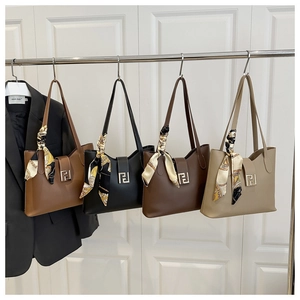 Damen-Handtaschen in vier Farben mit dekorativen Seidentüchern und Metallverschlüssen
