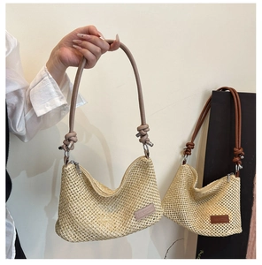 Détail de sacs bandoulière en paille tressée avec bandoulières nouées et détails métalliques
