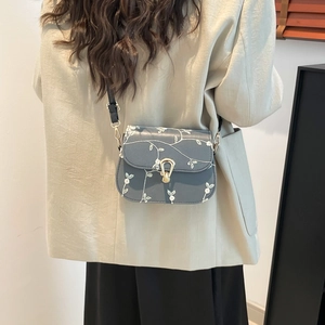 Sacoche bleu-gris avec broderie florale blanche et fermoir fer à cheval doré