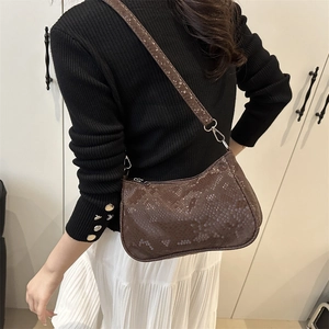 Sac bandoulière marron à motif serpent avec détails argentés et bandoulière réglable