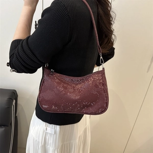 Sac à bandoulière chic en cuir de crocodile rouge foncé avec fermeture éclair pour femme