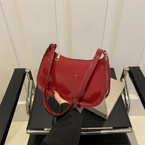 Borsa baguette minimalista in pelle verniciata rossa con zip dorata e forma a luna