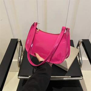 Borsa a tracolla magenta lucida dal design elegante e chiusura in metallo dorato