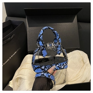 Détail de la texture serpent et du design PVC transparent sur un mini sac à main coquille