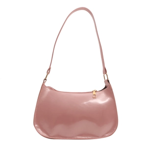 Borsa a tracolla baguette rosa lucida minimalista con dettagli in metallo dorato lucido