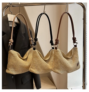 Détail des sacs portés épaule en paille tressée avec lanières en cuir à nœuds en 3 coloris