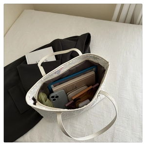 Vue de dessus du sac cabas blanc texturé montrant sa grande capacité pour tablette et objets
