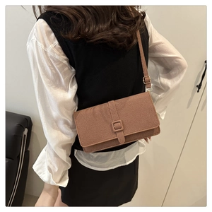Détail du sac à bandoulière vintage en velours côtelé marron avec boucle carrée