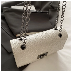 Détail du sac carré blanc mat à motif pierre avec chaîne foncée et fermoir métallique