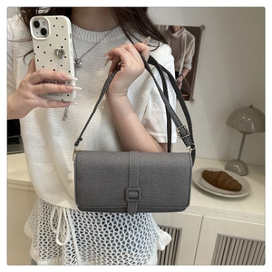 Sac à bandoulière gris foncé motif chevrons avec rabat rectangulaire et boucle carrée