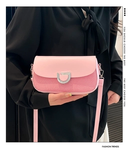 Détail du sac à bandoulière patchwork rose avec boucle en D argentée et tissu rayé