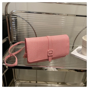 Détail de la texture à carreaux rose et blanc avec boucle rétro et bandoulière