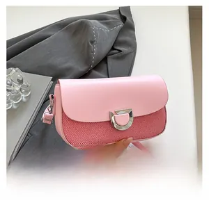 Détail de la texture bicolore rose et rouge sur ce sac à bandoulière élégant pour femme