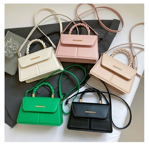 Vue de dessus de cinq sacs à main en cuir PU colorés avec poignées tressées sur costume