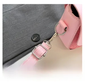 Détail du sac à bandoulière en similicuir rose avec boucle en métal argenté réglable