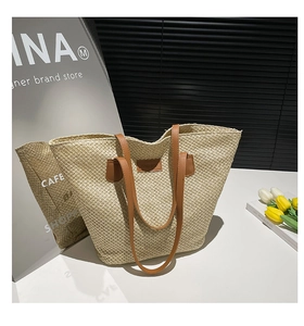 Détail d'un sac seau tressé beige avec anses en cuir marron et étiquette de mode chic