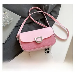 Sac patchwork rose avec boucle en D argentée montré avec un smartphone pour la taille