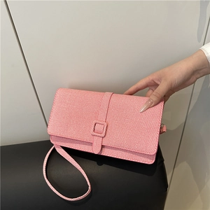 Sac à bandoulière tissé rose et blanc avec rabat élégant et bandoulière assortie