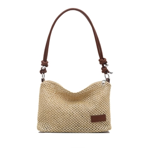 Petit sac carré en paille tressée avec bandoulière en cuir marron et détails noués