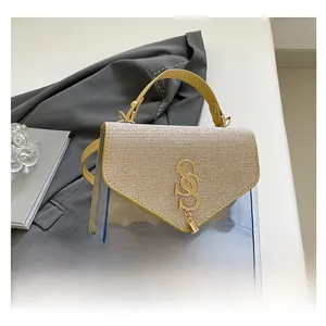 Dettaglio della borsa a tracolla in PVC blu con patta glitterata e fibbia in metallo