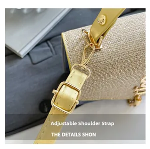 Dettaglio della borsa a tracolla glitter oro con tracolla regolabile e finiture in metallo