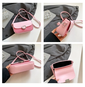 Vue détaillée du sac rose montrant les finitions argentées, la texture et l'intérieur