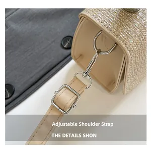 Détail de la bandoulière en cuir réglable et boucle en métal argenté sur un sac à paillettes