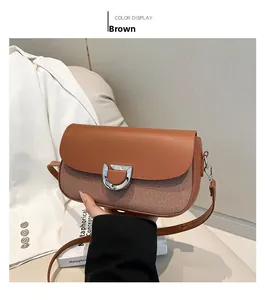 Vue détaillée du sac à bandoulière en cuir marron et texture tissée avec boucle en D