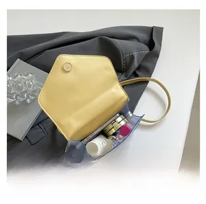 Dettaglio della capacità interna per telefono e cosmetici di questa borsa a tracolla