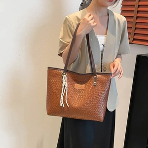 Sac Fourre-tout Tissé à Losanges Grande Capacité Femmes Cuir PU Vintage Sac à Épaule Sous le Bras avec Pendentif Gland Sac à Main