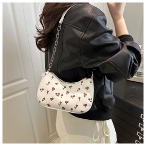 Vue détaillée du sac bandoulière blanc à motif cerise et bandoulière chaîne argent