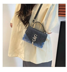 Dettaglio della borsa a tracolla in PVC blu trasparente con patta in paillettes nere