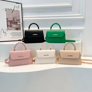 Sac à Épaule en Cuir Synthétique PU à la Mode pour Femmes Poignée Tressée Décor en Métal Petit Sac Carré à Rabat