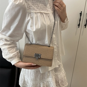 Bolso cuadrado caqui con textura de cocodrilo y correa de cadena metálica gris oscuro