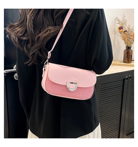 Détail du sac bandoulière rose avec patchwork cuir, boucle en D métal et texture tissée