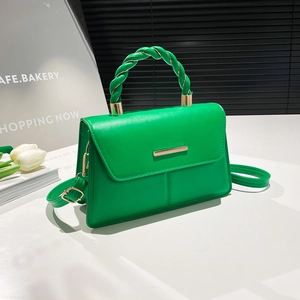 Sac bandoulière en cuir vert avec poignée tressée et détails dorés sur fond minimaliste