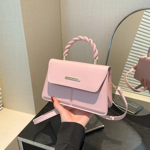 Sac à bandoulière rose en similicuir avec poignée tressée et détails dorés chics