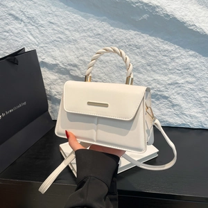 Sac à bandoulière beige minimaliste avec poignée tressée et détails dorés