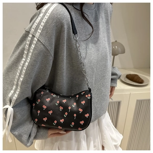 Détail du sac d'épaule en cuir PU noir avec motif cerise et bandoulière en chaîne